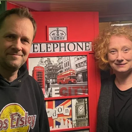 ... vor der Telefonzelle Melanie & Keno vor der Telefonzelle